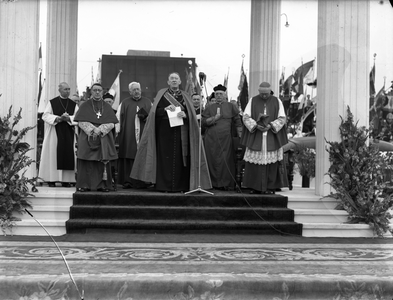100059 Afbeelding van de viering van het 40-jarig priestersjubileum van Johannes Kardinaal de Jong (midden) in het ...